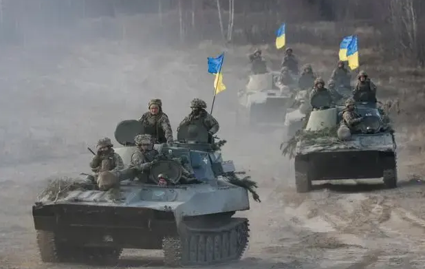 Theo phân tích, hai lữ đoàn chiến đấu Ukraine mới đến chưa chắc đã đạt đến trình độ toàn diện, trình độ thực chiến cũng không đáng nhắc đến, nhưng để bảo vệ Bakhmut, họ chỉ có thể tiếp tục đưa quân lấp đầy "cối xay thịt " quá kinh khủng này.