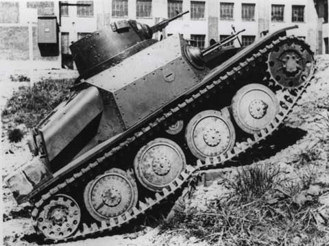 Một báo cáo của Romania từ tháng 3/1938 cho biết rằng phương tiện trinh sát sắp được mua thực sự phải có súng 37 mm làm vũ khí chính và có giáp đủ mạnh để chống lại súng trường chống tăng cỡ nòng nhỏ hơn 15 mm, tuy nhiên R-1 không sở hữu những tính năng này.