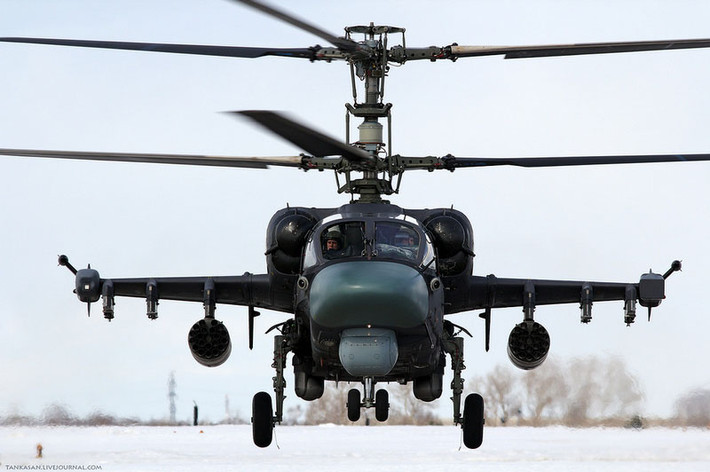 Ngoài ra, độ an toàn chống đạn của trực thăng Ka-52 cũng tốt, giúp giảm thiểu thiệt hại do bị đối phương bắn trúng. Lớp ngoài của bình nhiên liệu là vật liệu composite, bên trong là cấu trúc tổ ong, có thể tự động bịt kín sau khi bị đạn xuyên qua.