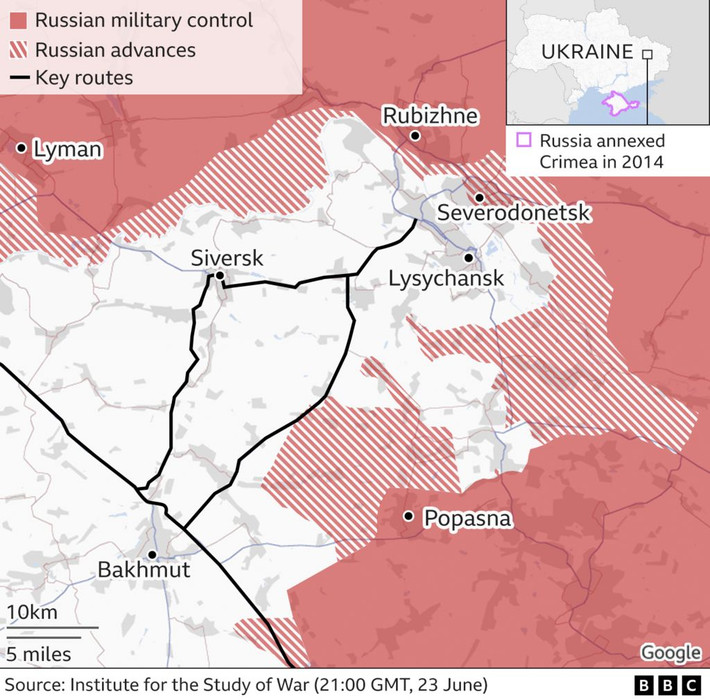 Còn thành phố Lisichansk ở bên kia sông Bắc Donetsk sẽ đóng vai là “sát thủ” của Quân đội Ukraine, khi Quân đội Ukraine là lợi dụng lợi thế địa hình Lisichansk có độ cao hơn 100 mét, sử dụng lực lượng pháo binh bắn phá Quân đội Nga đang tấn công vào Sieverodonetsk.