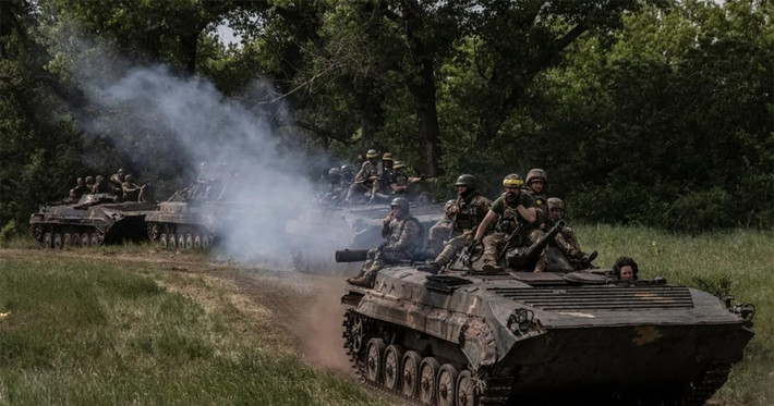 Lúc này, đích thân Tổng tư lệnh Quân đội Ukraine Valeriy Zaluzhny, ra lệnh cho chỉ huy lực lượng phòng thủ Sieverodonetsk-Lisichansk rút lui, bất chấp sự phản đối của Tổng thống Zelensky.