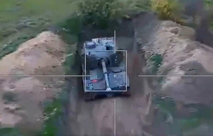 Trên đoạn video của lực lượng dân quân Donetsk thân Nga, đã cho thấy khả năng phát hiện và phá hủy các trận địa pháo binh Ukraine bằng UAV kamikaze Lancet và sau đó lao xuống đánh thẳng vào mục tiêu.