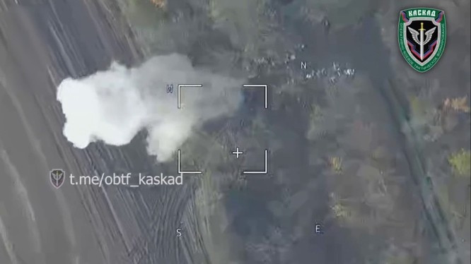 Thậm chí, trong một video khác được truyền thông Nga đăng tải, UAV Lancet đã phá hủy của hai khẩu pháo M777 của Ukraine cùng một lúc trong khu vực chiến tuyến.