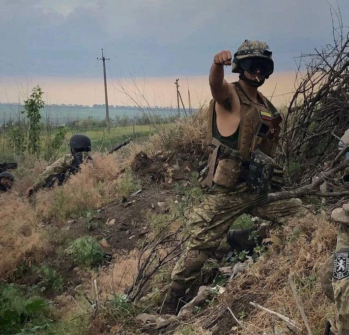 Lãnh đạo Quân đội Ukraine cũng thừa nhận rằng, Nga đã tăng cường lực lượng phòng thủ ở Kherson, để ứng phó với một chiến dịch phản công, dù việc Kiev phá hủy các cây cầu sẽ khiến nỗ lực này trở nên khó khăn hơn. Mặt khác, không có dấu hiệu nào cho thấy Ukraine đang giành thế áp đảo về lực lượng trước Nga.
