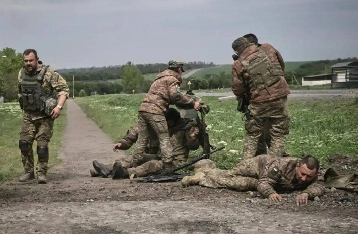 Người phát ngôn quân đội Nga Igor Konashenkov trước đó nói rằng, Ukraine đang tìm cách ngăn chặn "sự rút chạy hỗn loạn của các đơn vị tại Lysychansk". Một phân đội của nhóm dân quân cực hữu Right Sector, khi chuẩn bị ngăn một tiểu đoàn thuộc Lữ đoàn bộ binh cơ giới số 72 của Quân đội Ukraine rút khỏi làng Volcheyarovka, đã bị pháo binh Nga tập kích.
