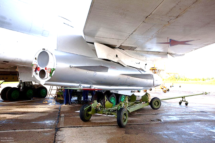 Tên lửa Kh-32 sử dụng thân vỏ của Kh-22, nhưng giảm đầu đạn còn 500 kg và thay động cơ mới, nên tầm bắn tối đa được nâng lên khoảng 1.000 km. Để cải thiện tính dễ bị gây nhiễu của tên lửa Kh-22, tên lửa Kh-32 đã được thay thế bằng hệ thống dẫn đường quán tính mới, có khả năng hiệu chỉnh lệnh vô tuyến và bay bám địa hình.