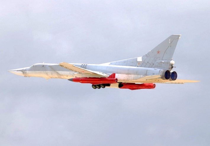 Vào thời điểm đó, tầm bắn tối đa của tên lửa Kh-22 là 600 km, sử dụng động cơ nhiên liệu lỏng, tốc độ tối đa của lần bổ nhào cuối cùng có thể đạt 4,6 Mach và đầu đạn nặng tới 1 tấn, đủ để tạo ra một hố có đường kính 5 mét và sâu 12 mét trên mặt đất.