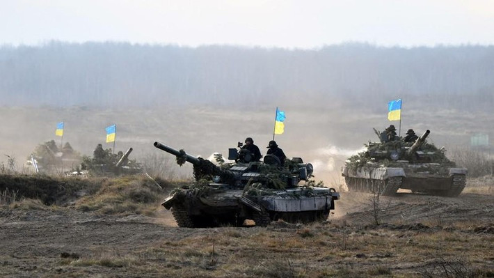 Các nhà chức trách Ukraine cần nhanh chóng làm điều gì để khắc phục? Điều duy nhất có thể làm là xin phương Tây hỗ trợ càng sớm càng tốt, trước hết là cung cấp xe tăng của Liên Xô.