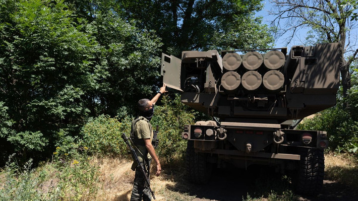 Để thực hiện chiến thuật vây ép quân Nga, trước hết Quân đội Ukraine dùng tên lửa HIMARS mà Mỹ viện trợ, tấn công cầu đường bộ Antonov và cầu đường sắt ở Khaymas, cầu đường sắt qua sông Ingulets, cũng như con đường qua đỉnh đập Kakhovka mới.