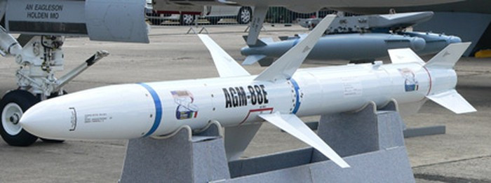 Tên lửa chống bức xạ AGM-88 sử dụng động cơ không khói, để giảm tín hiệu hồng ngoại. AGM-88 có thể xâm nhập từ hướng phát hiện chính của radar và cũng có thể thực hiện các cuộc tấn công từ các phần yếu hơn của sóng điện từ bức xạ radar.