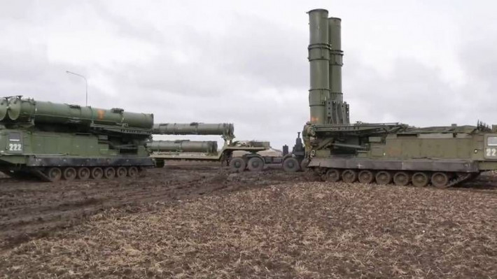Ngoài hệ thống phòng không dòng S-300, Nga còn triển khai hệ thống phòng không tầm xa S-400 và tầm ngắn Pantsir-S1 ở khu vực biên giới với Ukraine, hình thành thế trận phòng không toàn diện, liên hoàn và vững chắc.