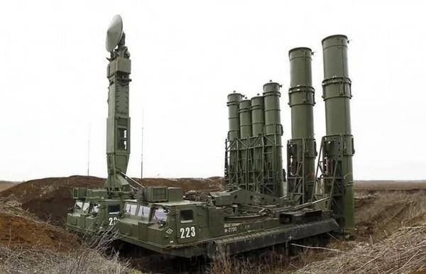 Khi chiến đấu cơ của Ukraine vượt qua biên giới, hệ thống phòng không S-300V4 đã phát huy vai trò của radar tìm kiếm, khóa chặt tiêm kích Su-27 và tiêm kích bom Su-24 của Ukraine ở độ cao cực thấp.
