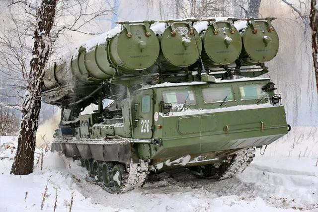 S-300 là hệ thống phòng không tầm xa, được phát triển từ thời Liên Xô; hệ thống phòng không này đã phát triển một số mẫu cải tiến, ngoài mục đích sử dụng trên đất liền, còn có các mẫu S-300F, được trang bị trên nhiều tàu chiến hạng nặng của Hải quân Nga.