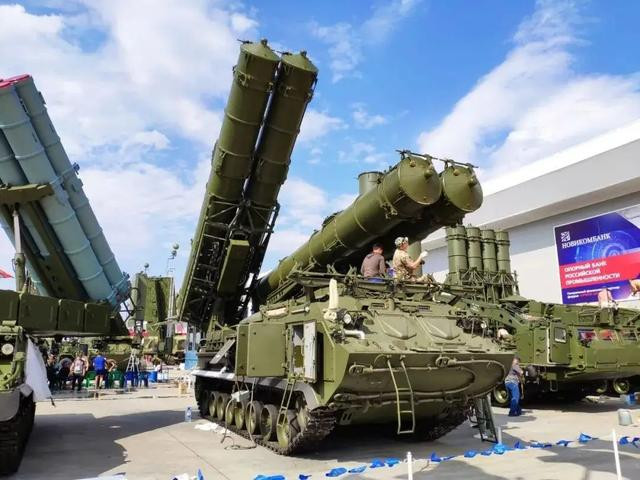 Sau khi Liên Xô tan rã, S-300 cũng là hệ thống tên lửa phòng không được Nga xuất khẩu đi nhiều quốc gia và là loại vũ khí đắt khách; các quốc gia lớn như Ấn Độ hoặc Trung Quốc đều mua hệ thống phòng không này; đặc biệt Trung Quốc còn nhập cả phiên bản S-300F cho các tàu chiến đấu của họ.
