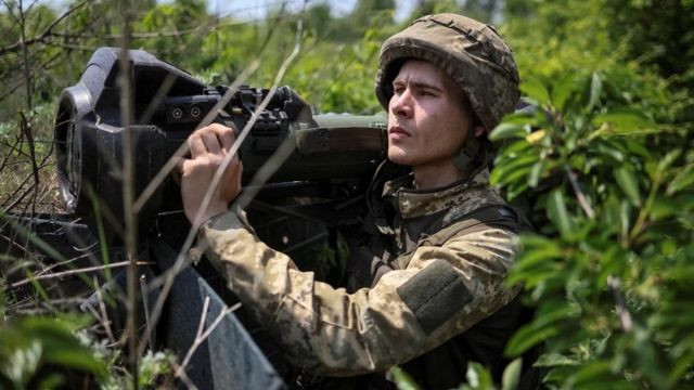 Nhiều đội diệt tăng cơ động của Quân đội Ukraine, chỉ sử dụng vũ khí đơn giản là tên lửa chống tăng Javelin, đã thổi bay một số lượng lớn xe tăng và xe bọc thép của Nga; gây ra những “cung đường chết chóc”.
