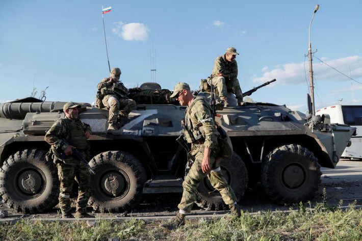 Mặc dù Tổng thống Nga Vladimir Putin đã ra lệnh cho các binh sĩ tham gia cuộc tấn công vào khu vực Luhansk nghỉ ngơi, nhưng phần còn lại được cho là sẽ không quá lâu. Một số ít quân Nga đã tiến hành các chiến dịch truy kích Quân đội Ukraine, và mũi thọc sâu xa nhất, thậm chí đã tiến đến vị trí cách Slavyansk khoảng 7 đến 10 km về phía bắc.