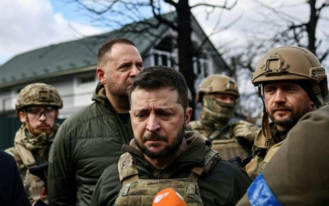 Sieverodonetsk và Lisichansk là những thành phố lớn cuối cùng trong khu vực Luhansk do Quân đội Ukraine kiểm soát, và toàn bộ khu vực Luhansk đã thuộc quyền kiểm soát của Quân đội Nga và lực lượng dân quân thân Nga. Điều này cũng đã được Tổng thống Ukraine Zelensky xác nhận.