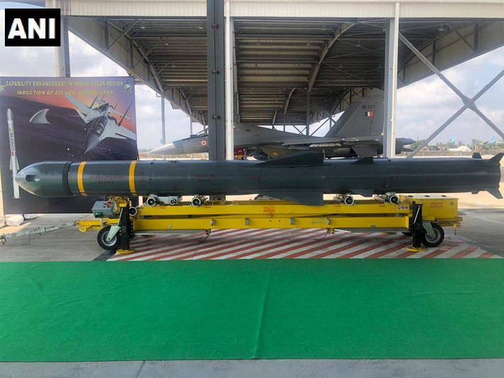 Máy bay chiến đấu Su-30MKI, với bán kính chiến đấu gần 1.500 km mà không cần tiếp nhiên liệu trên không, kết hợp với tên lửa BrahMos tầm bắn 450 km là một tổ hợp vũ khí tấn công đáng gờm.