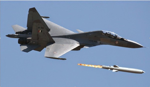 Điều quan trọng hơn, với tên lửa BrahMos, cho phép Su-30MKI thực hiện các cuộc tấn công từ khoảng cách an toàn hơn, nơi các đơn vị phòng không và máy bay chiến đấu của đối phương sẽ khó có thể đe dọa.