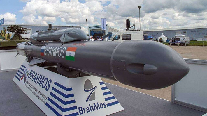 Tên lửa BrahMos do Ấn Độ và Nga hợp tác phát triển, cho phép họ tránh được các hạn chế kiểm soát vũ khí đối với việc xuất khẩu tên lửa, nếu không sẽ ngăn cản Ấn Độ, sở hữu loại tên lửa, có tầm bắn vượt quá 300km.