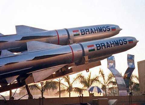 Vào thời điểm đầu tiên được đưa vào trang bị, BrahMos được coi là tên lửa hành trình chống hạm có tính năng tốt nhất thế giới, với các biến thể chống tàu mặt nước cũng đang được đưa vào sử dụng.