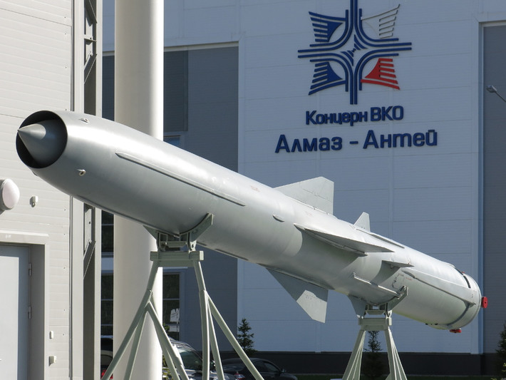 Tên lửa BrahMos được phát triển dựa trên tên lửa siêu thanh P-800 Oniks của Nga, được trang bị trên các tàu chiến của Hải quân Nga và hệ thống phòng thủ bờ biển Bastion.