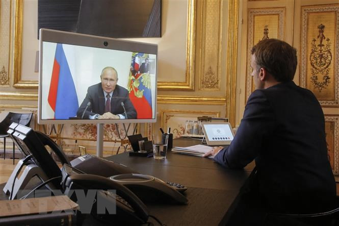 Trong khi đó, Tổng thống Pháp Emmanuel Macron đã điện đàm cho Tổng thống Nga Putin nói rằng, ông đã yêu cầu Nga ngừng bắn; nhưng Tổng thống Putin từ chối, khiến các cuộc nói chuyện thường xuyên của họ trở nên “khó khăn”.