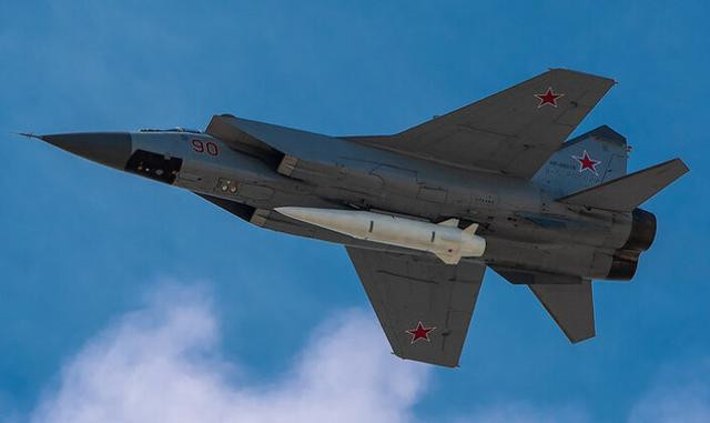 Chiến đấu cơ MiG-31K là loại máy bay duy nhất của Không quân Nga hiện nay, có thể mang tên lửa siêu thanh Dagger. Theo thông tin do Horizon cung cấp, tên lửa siêu thanh Dagger được cải tiến trên cơ sở tên lửa đất đối đất Iskander phóng từ mặt đất và có tầm bắn 1.000 km.