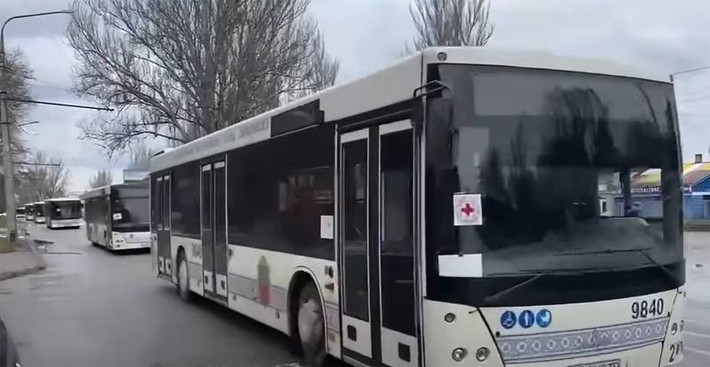 Trong khi đó, ở Mariupol, hoạt động nhằm loại bỏ lực lượng của Tiểu đoàn Azov khỏi thành phố có thể sẽ được bắt đầu trong thời gian tới. Hành lang nhân đạo được thiết lập để sơ tán dân khỏi thành phố Mariupol. Liên quân Nga và dân quân Donetsk đã chiếm Mangush, chốt chặn cuối ở phía tây thành phố.