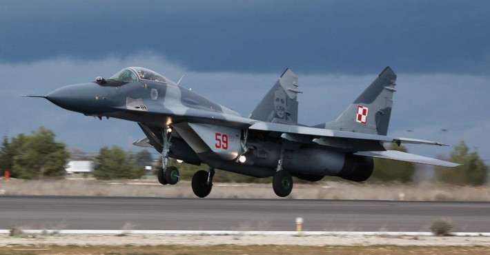 Một tính năng đặc biệt đáng chú ý khác của MiG-29 là khả năng cất cánh từ các đường băng ngắn hoặc dã chiến, khiến nó trở thành máy bay chiến đấu tiền tuyến lý tưởng để đối mặt với các lực lượng NATO. Và sau khi quân đội một số quốc gia thuộc khối Warsaw đã được hợp nhất vào NATO, MiG-29 vẫn tiếp tục được sử dụng và loại máy bay này sau này cũng là xương sống của Không quân Ukraine.