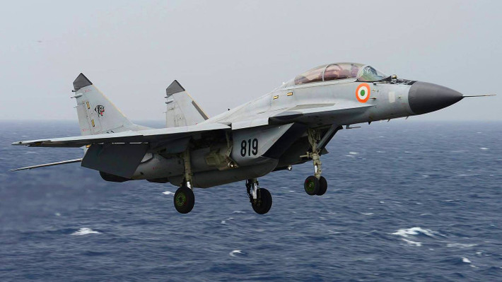 Su-27 được phát triển như một đối tác hạng nặng hơn của MiG-29 và được đưa vào trang bị từ năm 1985. Do đó, phần lớn trong phi đội 800 chiếc MiG-29 của Liên Xô (tính đến cuối năm 1991), mà Nga được kế thừa, đã được hiện đại hóa và xuất khẩu như một chiến đấu cơ giá rẻ; số còn lại được đưa vào niêm cất dài hạn.