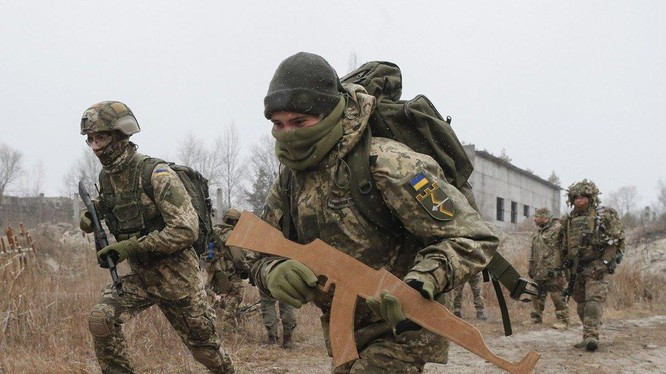 Sau cuộc “Cách mạng Cam” năm 2014, Ukraine đã thay đổi rất nhiều, từ chính trị, kinh tế, xã hội, an ninh... Chính quyền ở Kiev có quan điểm “nghiêng hẳn” về phía phương Tây, ra sức chống lại ảnh hưởng của Nga. Đặc biệt là sau khi Tổng thống Nga Vladimir Putin sáp nhập bán đảo Crimea, chính quyền Ukraine và phương Tây đã tạo ra một phong trào rất mạnh chống lại Nga.