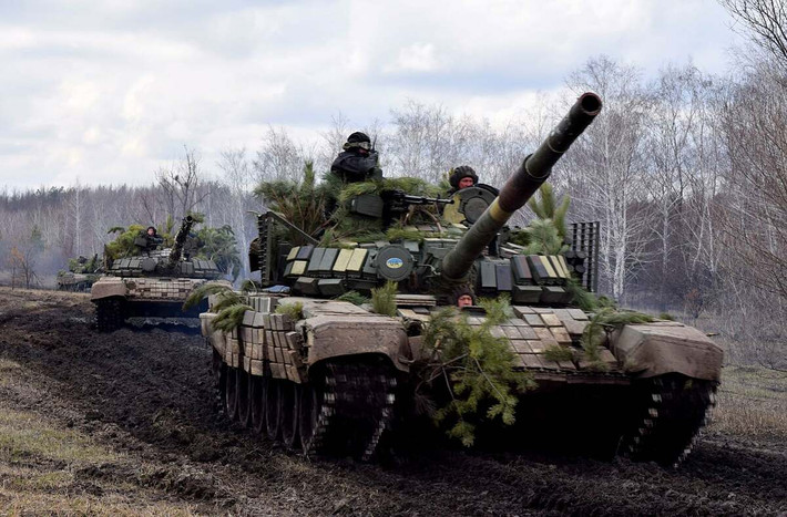 Trước khi xe tăng chiến đấu chủ lực T-14 Armata được đưa vào biên chế, loại xe tăng mạnh nhất trong lực lượng xe tăng của Nga là T-90. Trong chiến dịch quân sự đặc biệt mà Nga đang tiến hành, cũng có sự xuất hiện của một số xe tăng T-90 và nhiều xe tăng T-72 cũ hơn tham gia.
