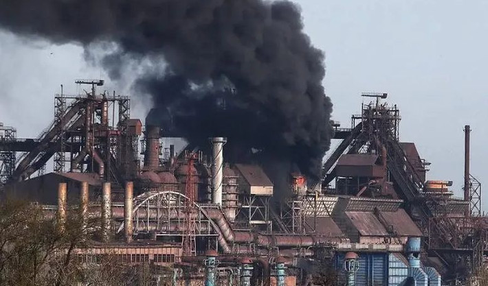 Tuy nhiên, điều đáng nói là vào ngày 24/4, một binh lính của Tiểu đoàn Azov bị quân Chechnya bắt được trong Nhà máy thép khai rằng, thực tế có một hệ thống cấp nước trong đường hầm dưới lòng đất, và nước uống của họ lấy từ nguồn này.