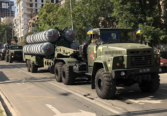 Đánh giá về trang bị phòng không của quân đội Ukraine, về cơ bản là tên lửa phòng không S-300 đời đầu, cùng một số hệ thống phòng không tầm trung S-125 kiểu cũ và hiện đại hơn có Buk-M1. Về tên lửa tầm ngắn chủ yếu là 9K33 OSA; 9K35 Strela-10.