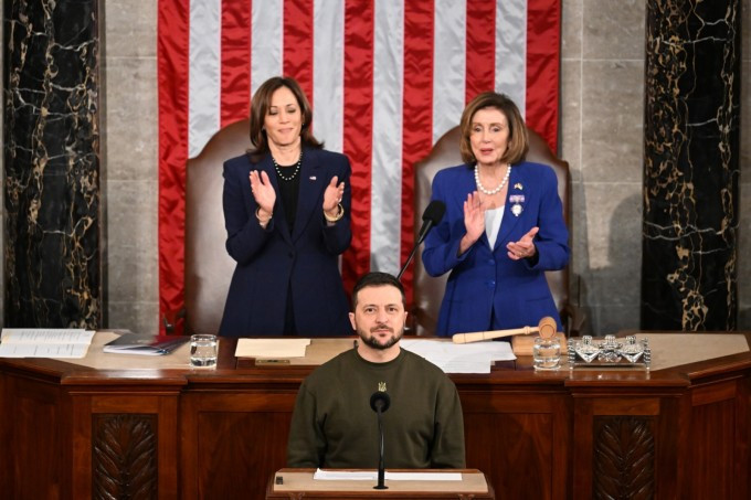 Trước thềm chuyến thăm Mỹ bất ngờ của Tổng thống Ukraine Zelensky, một số nhà phân tích cho rằng, một khi Kiev nhận được đợt viện trợ quân sự mới từ Washington, nhiều khả năng quân đội Ukraine sẽ ra lệnh triệt thoái khỏi thành phố Bakhmut.