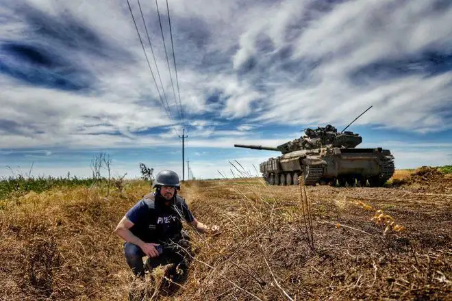 Trong khi đó Quân đội Ukraine cũng bị tổn thất lớn ở chiến trường Kherson; theo thông tin từ Tạp chí Quốc phòng Ukraine, ước tính có khoảng từ 1.000-2.000 quân Nga ở phía bắc Kherson đang bị bao vây, nhưng Quân đội Ukraine cũng chưa thể tấn công.