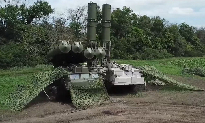 Kết quả là 2 trận địa phòng không S-300 bao gồm bệ phóng tên lửa, cũng như xe chỉ huy, xe radar và xe tín hiệu đã bị tên lửa dẫn đường chính xác cao HIMARS của Ukraine phá hủy.