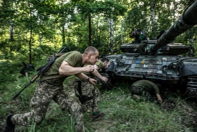 Từ kinh nghiệm trận Mariupol vừa qua, nhiều khả năng Quân đội Ukraine sẽ bám trụ chờ hỗ trợ, còn quân Nga cũng sẽ phải đối mặt với một trận chiến giằng co. Những chiến lược và chiến thuật mà Quân đội Nga sử dụng trong giai đoạn đầu cuộc chiến, nói chung là bảo thủ, không tạo được thế áp đảo, bất ngờ.