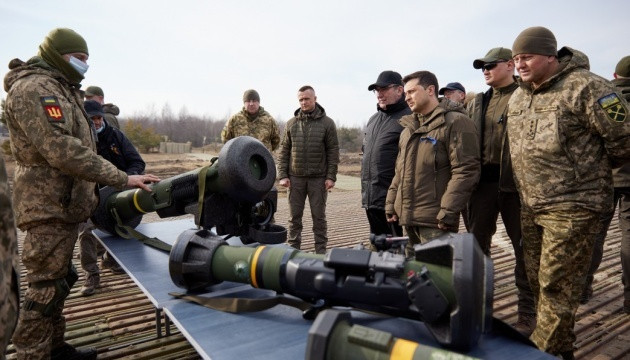 Bộ trưởng Quân đội Ukraine nói rằng, một kế hoạch tác chiến phi đối xứng ở khu vực biên giới đã được hình thành. Ngày 16/2, trong khuôn khổ cuộc tập trận “Bão tuyết-2022”, quân đội Ukraine đã tiến hành diễn tập sử dụng UAV TB2 và phóng tên lửa chống tăng Javelin và NLAW.
