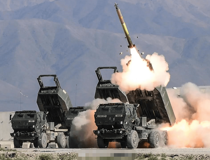 Điều này là do Quân đội Ukraine đang sử dụng tên lửa tầm xa HIMARS, để tấn công tầm xa và chính xác các mục tiêu như kho đạn, các doanh trại đóng quân, sở chỉ huy của Quân đội Nga.