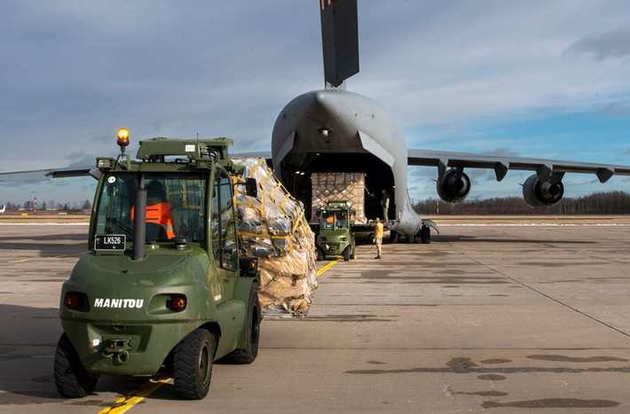 Mặt khác, với sự hỗ trợ của tình báo và vũ khí của NATO, Quân đội Ukraine đã xoay chuyển chiến trường. Mặc dù chưa thể tổ chức các cuộc phản công lớn, nhưng bước đầu đã chặn được đà tiến quân của Quân đội Nga.