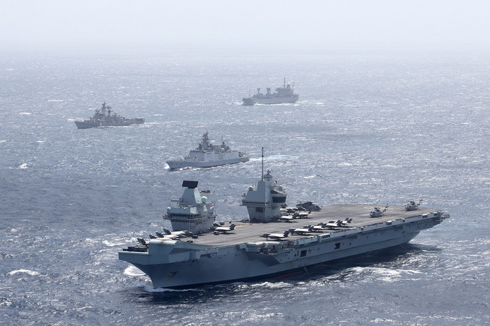 Khi hai chiếc máy bay chiến đấu của Nga được xác định bằng mắt thường, thì chiếc MiG-31 thứ hai đã khiến thủy thủ đoàn của tàu sân bay Anh bị sốc không kém, khi máy bay lao thẳng với tốc độ cao qua các tàu chiến, của nhóm tấn công hàng không mẫu hạm Nữ hoàng Elizabeth.