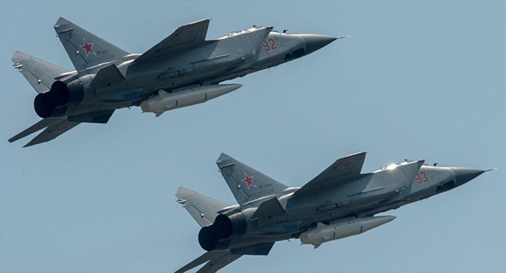 Tình hình rất tồi tệ đối với Hải quân Anh, khi những máy bay chiến đấu MiG-31 này, có thể được trang bị tên lửa Dagger siêu thanh, nên có khả năng tiêu diệt tàu sân bay trong một cuộc tấn công”; hết lời dẫn.