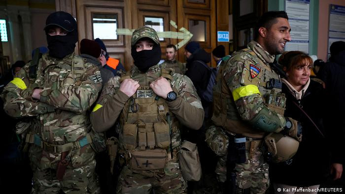 Tổng thống Ukraine Vladimir Zelensky vào tháng 2, đã tuyên bố thành lập “Quân đoàn tình nguyện quốc tế”, để bảo vệ Ukraine, nhằm chống lại sự mất cân bằng. Ông kêu gọi các cựu chiến binh có kỹ năng chiến đấu và kinh nghiệm bên ngoài lãnh thổ Ukraine, tham gia chiến đấu.