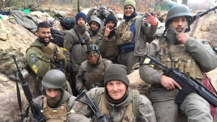 Giống như nhiều quốc gia khác, Mỹ không khuyến khích công dân của mình đến Ukraine chiến đấu, vì điều đó có thể dẫn đến những hậu quả pháp lý và an ninh. Theo thông tin mới nhất, trước khi xung đột Nga – Ukraine nổ ra, các chuyên gia quân sự của Mỹ tại Ukraine đã rút hết sang Ba Lan.