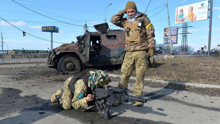 Chính quyền Kyiv hoan nghênh mọi nguồn viện trợ nước ngoài. Ukraine có ít quân hơn nhiều so với Nga, để có thể chiến đấu bình đẳng. Theo Viện Nghiên cứu Chiến lược Quốc tế, một tổ chức tư vấn có trụ sở tại London, Nga có 900.000 quân, trong khi Ukraine chỉ có 209.000 quân đang hoạt động.