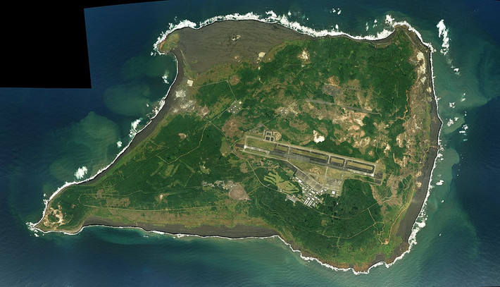 Núi Suribachi nằm ở phía nam đảo Iwo Jima đã được quân Nhật xây dựng thành một hệ thống địa đạo vô cùng phức tạp gồm bảy tầng, gia cố bằng những tường năng xây bằng bê-tông rồi được trát vữa mặt ngoài, thêm hệ thống thoát nước thải và đường ống dẫn không khí, điện, nước và hơi nước.