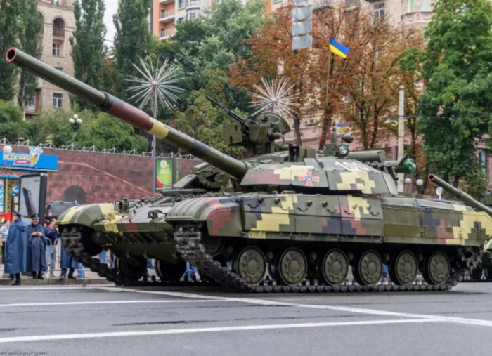 Ukraine cũng hạn chế nâng cấp T-64 của mình lên tiêu chuẩn T-64BM2 với số lượng lớn. Hơn nữa, Ukraine cũng thiếu đầu tư vào việc phát triển các loại đạn xuyên giáp hiện đại tương thích với thiết kế của T-64, đồng nghĩa với việc thiếu khả năng tấn công các loại giáp hiện đại của Nga.