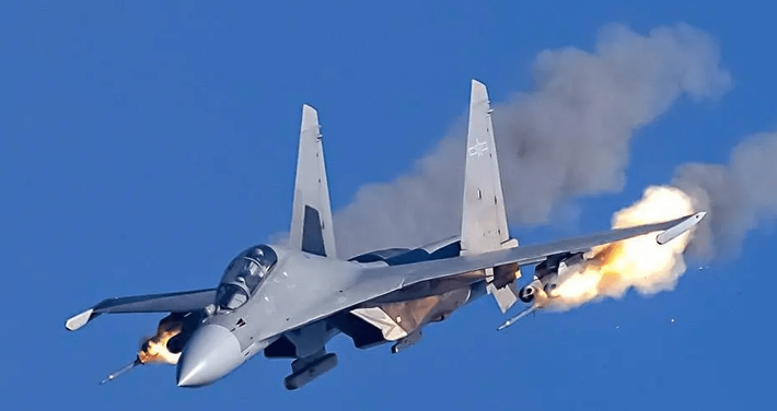 Tiêm kích Su-35S có thùng nhiên liệu bên trong lớn, tốc độ cao và khả năng được nhiều vũ khí. Lượng nhiên liệu bên trong cao, đảm bảo cho Su-35 thời gian hoạt động lâu dài trên không; tốc độ cao giúp thực hiện nhiệm vụ đánh chặn tốt. Với tải trọng lớn, cho phép Su-35 có tần suất hoạt động chiến đấu cao hơn.